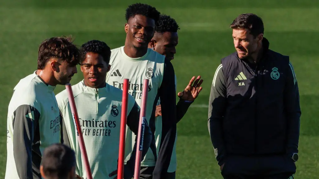 Xabi Alonso habla con Vinicius en el último entrenamiento antes del partido ante el Alavés.