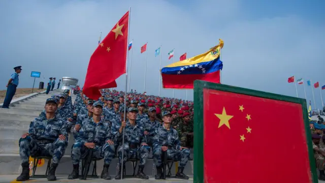 Esta foto, tomada el 30 de julio de 2017, muestra a personal de la Fuerza Aérea del Ejército Popular de Liberación de China (FAELP) participando en la ceremonia inaugural de los Juegos Militares Internacionales 2017 en Guangshui, provincia de Hubei, en el centro de China.