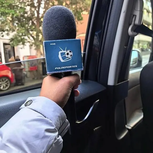 La mano de Cliver sosteniendo el micrófono que le regaló su tío