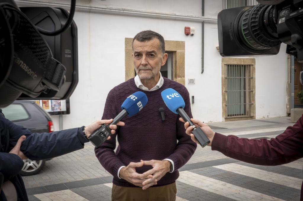 Antonio Maíllo, líder de IU, realiza declaraciones a la prensa en Majadas (Cáceres).