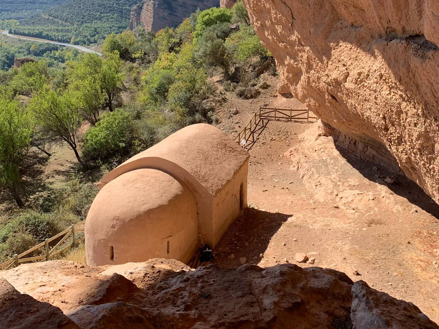 Foto: Una de las ermitas rupestres más singulares de La Rioja, encajada en la ladera y protegida por la roca. (Extraída de X)