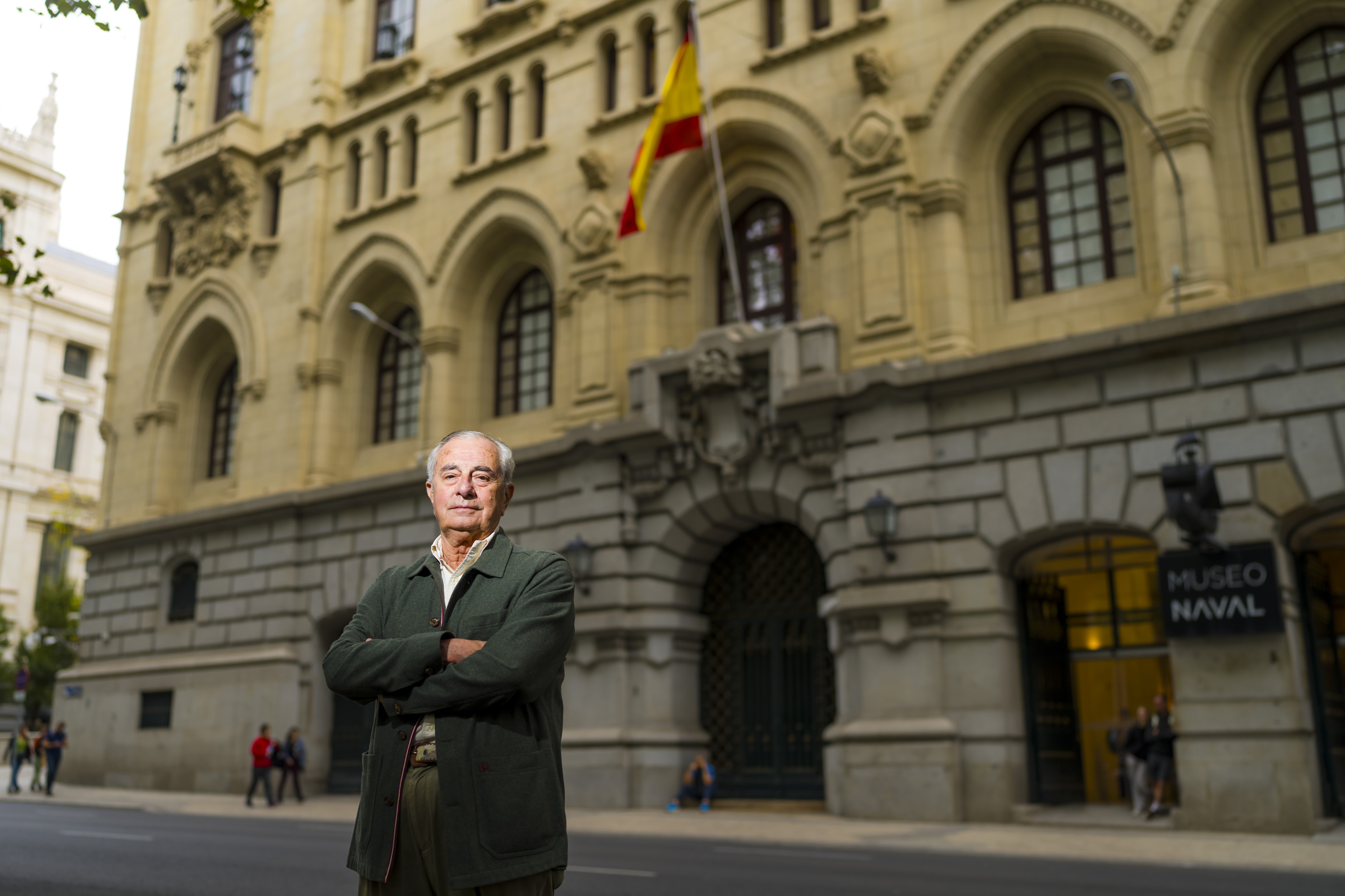 El Almirante retirado Fernando Del Pozo posa delante del Cuartel General de la Armada en Madrid.