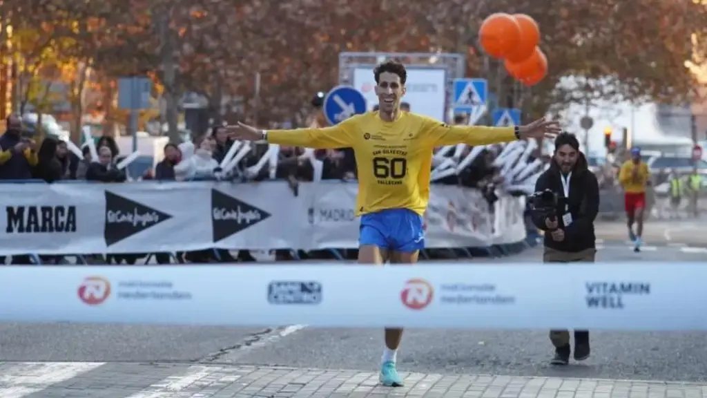 Mohamed Massat, ganador de la Nationale-Nederlanden San Silvestre 2024 en la prueba popular masculina.