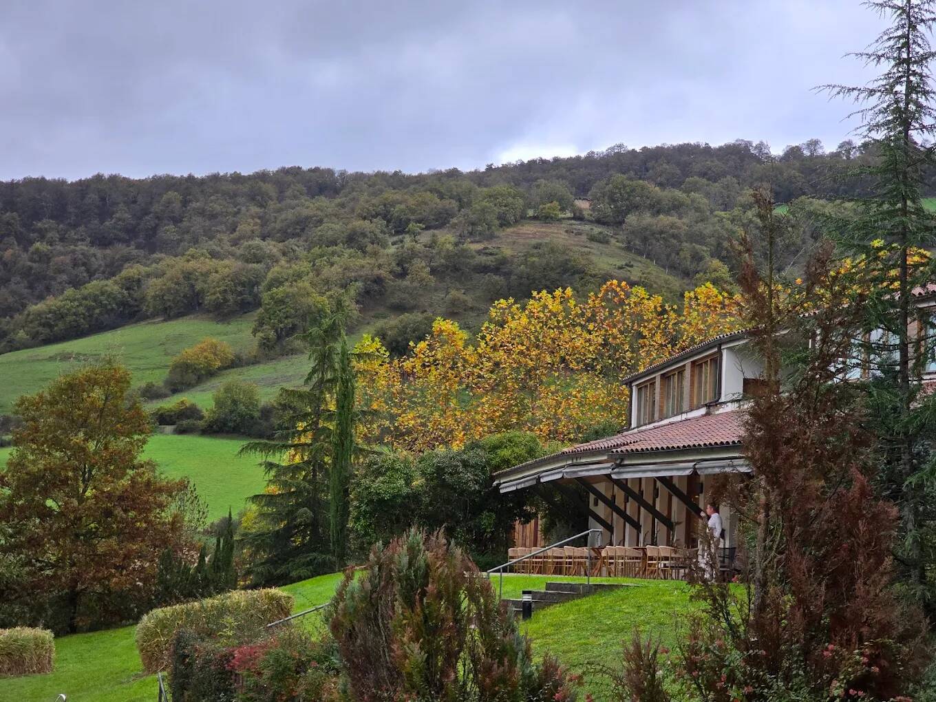 Foto: Imagen del hotel que contempla uno de los valles más frondosos de Navarra, con colinas tapizadas de robles y prados. (Google)