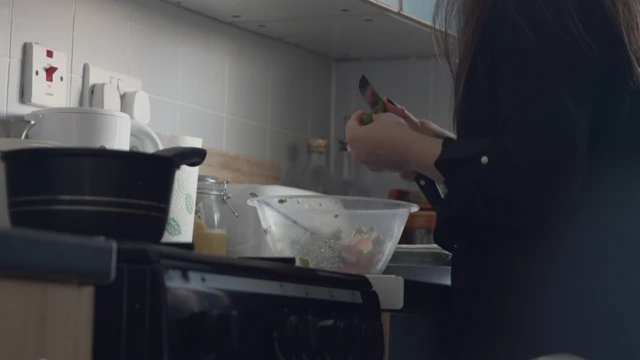Sara cocinando en la cocina