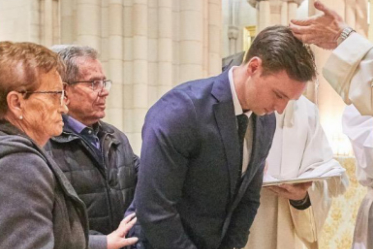 Bautizo de un adulto en una iglesia española