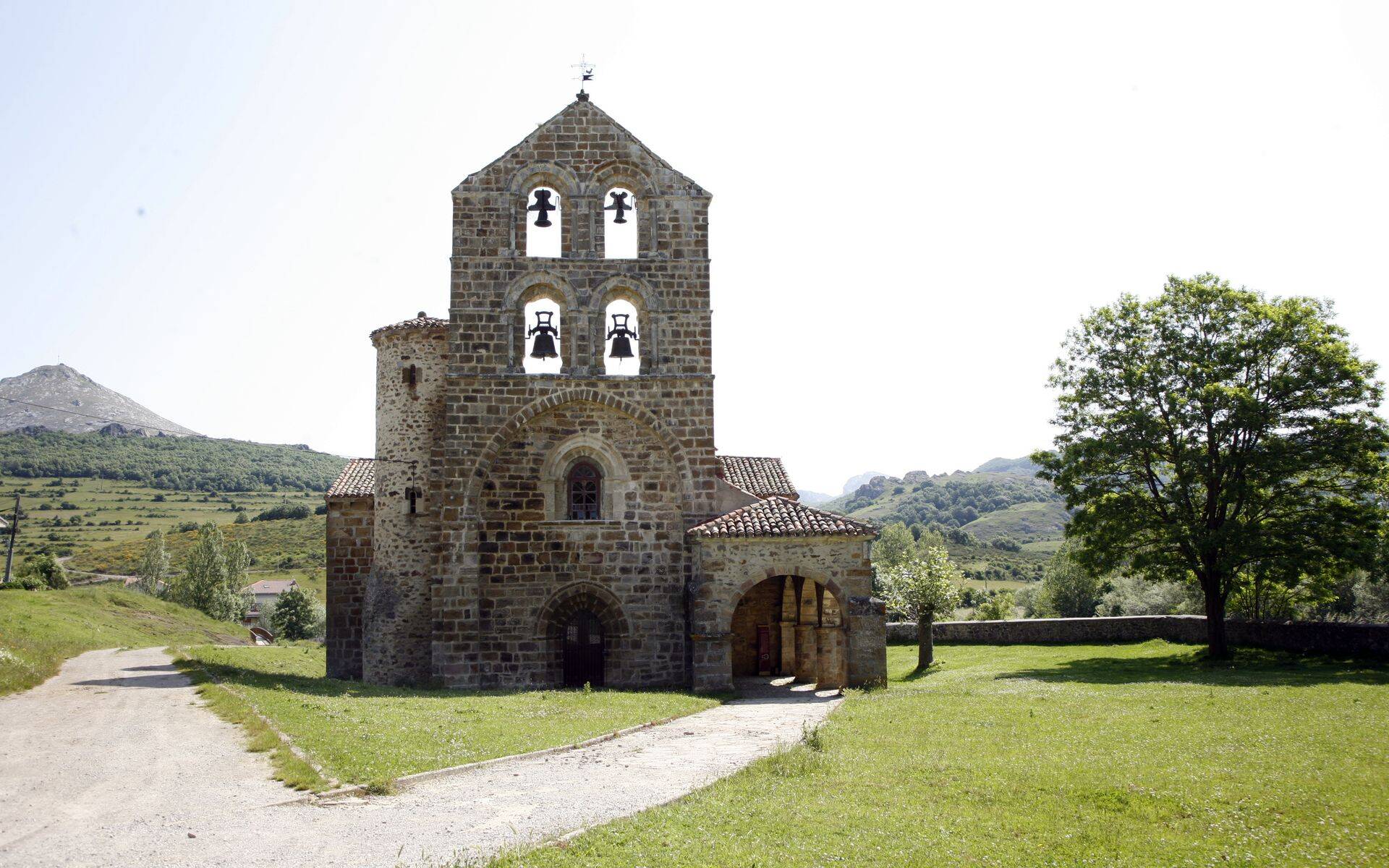 Foto: La ruta de senderismo con una bonita colegiata románica y un puente medieval como punto de partida. (Turismo de Palencia)