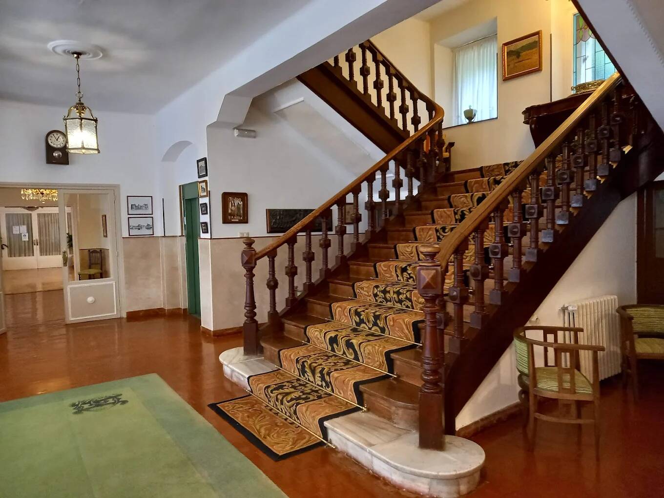 Foto: Escalera principal del histórico balneario cántabro, en una localidad que discurre por dos valles y está flanqueada por el río Besaya. (Google)
