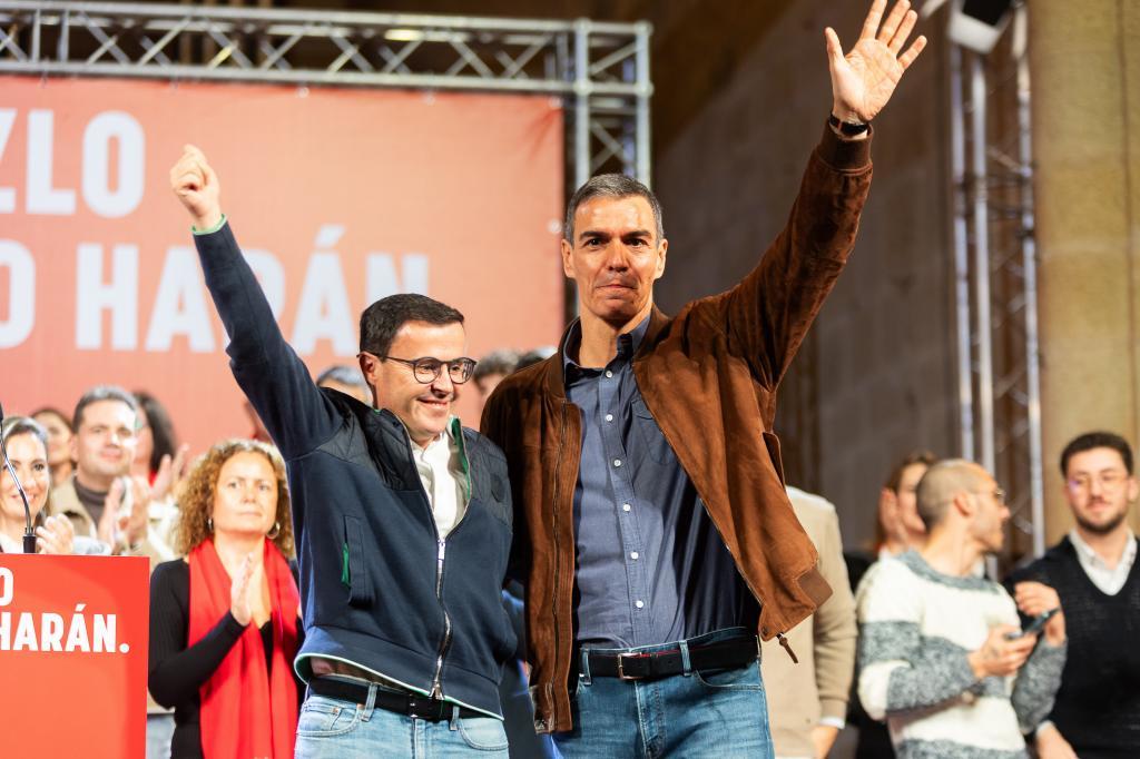 Miguel Ángel Gallardo y Pedro Sánchez, este domingo, en Cáceres.