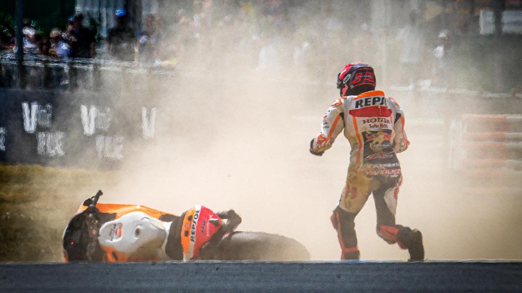 Marc Márquez se levanta corriendo durante su caída en la curva 2 del circuito de Mugello.