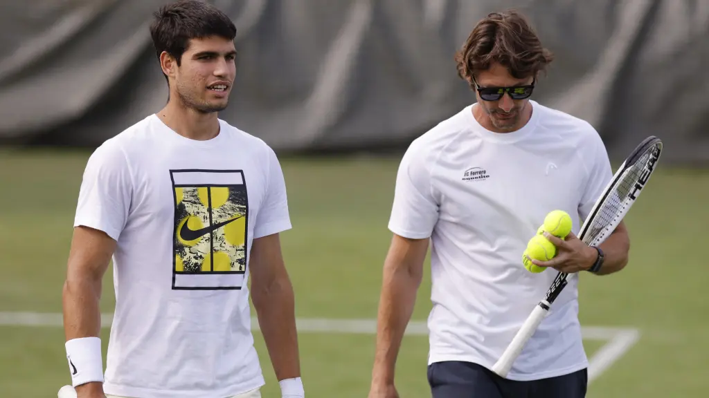 Carlos Alcaraz y Juan Carlos Ferrero durante un entrenamiento en Wimbledon.