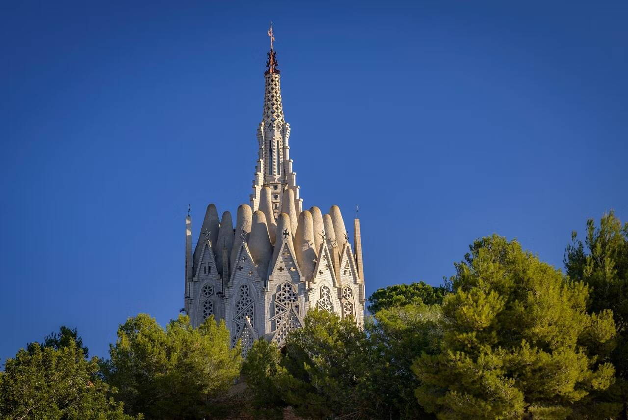 Foto: El edificio, levantado sobre una pequeña colina, presenta una planta poligonal compuesta por triángulos de distintas proporciones. (Turisme de Catalunya)