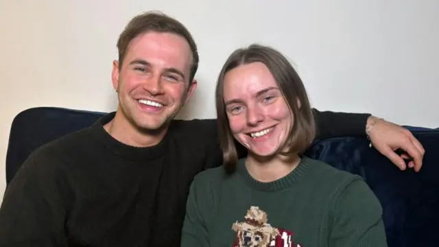 Sam y Helen sonriendo