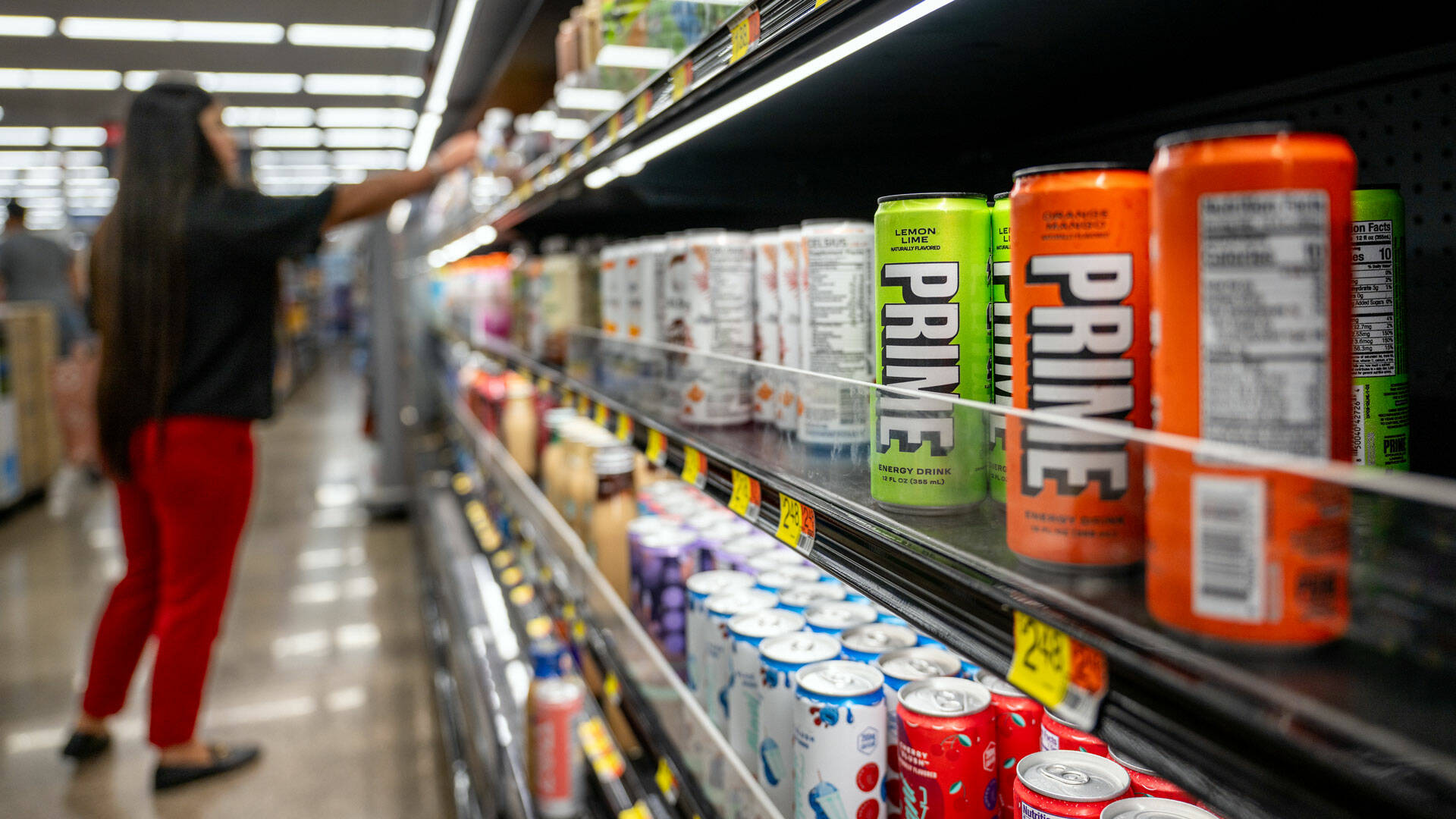 Foto: Lineal de bebida energética en un supermercado. (Brandon Bell/Getty images)