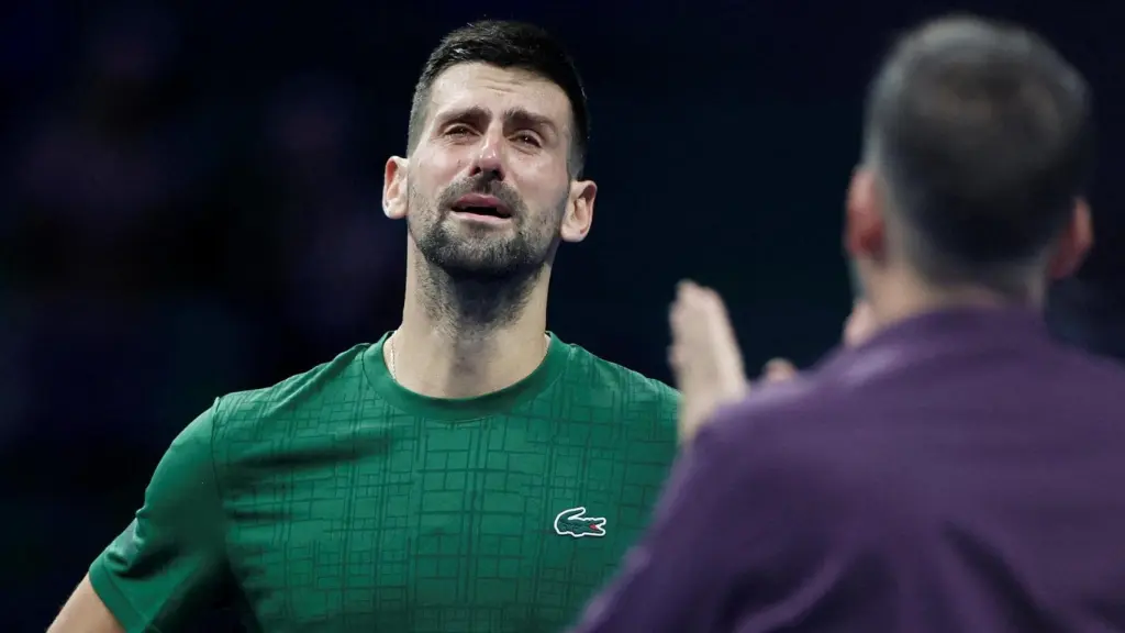 Djokovic reacciona durante un homenaje a su exentrenador Nikola Pilic tras ganar a Alejandro Tabilo.