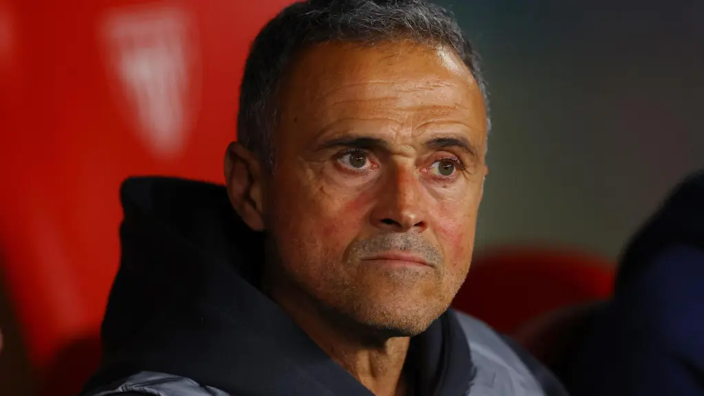 Luis Enrique, en el banquillo de San Mamés durante el Athletic - PSG.