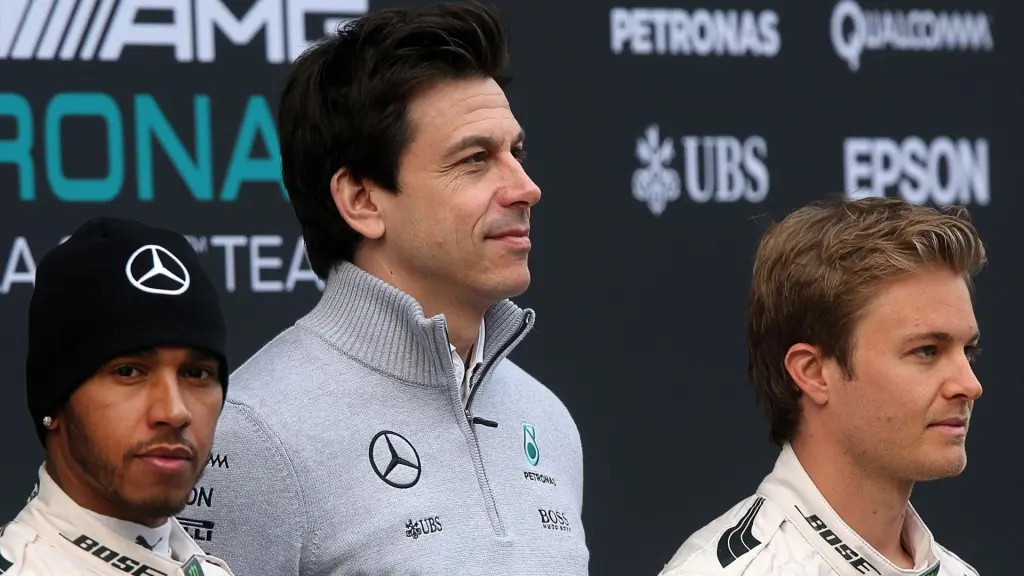 Lewis Hamilton en el lado izquierdo, Toto Wolff en el centro y Nico Rosberg a la derecha.