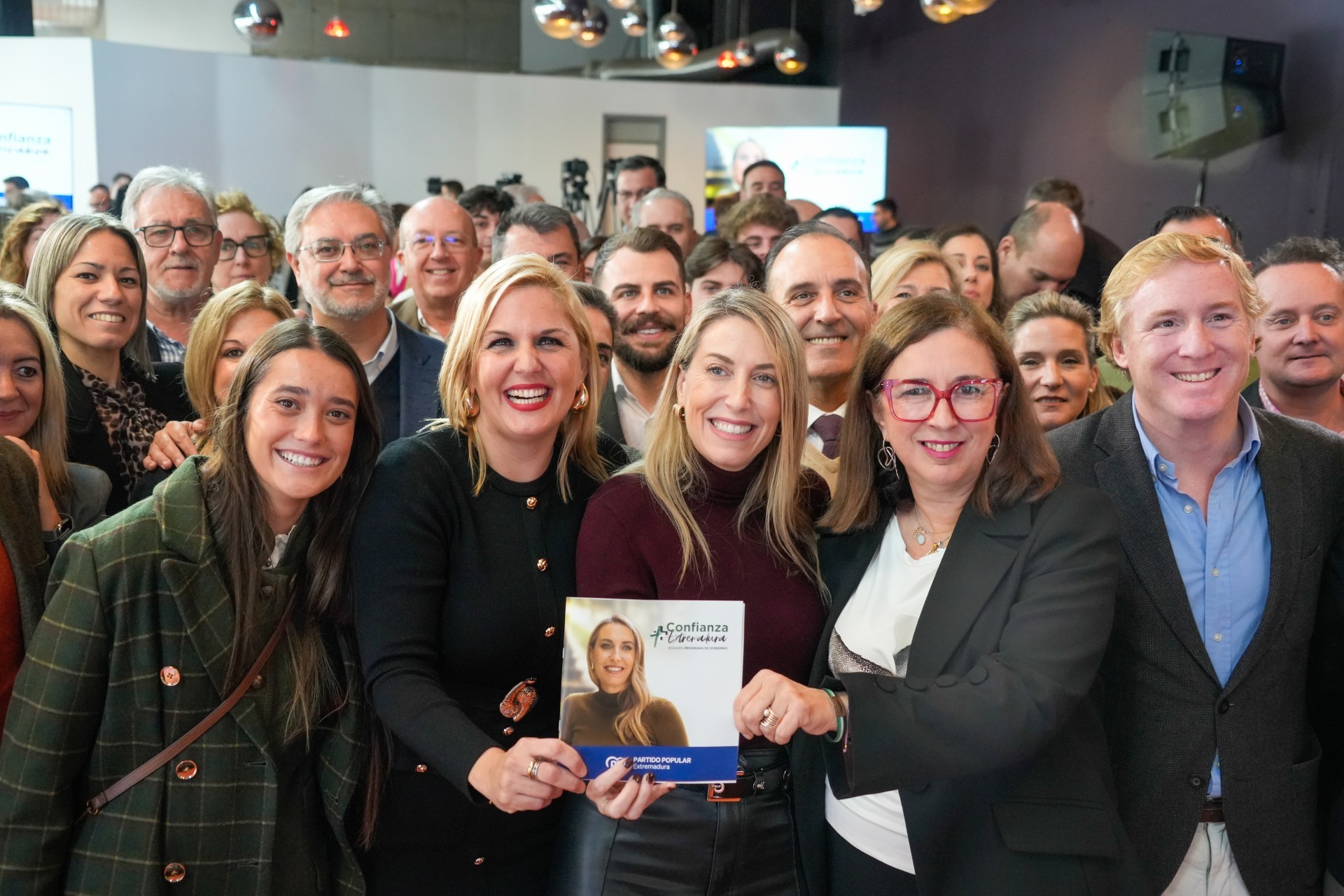 Guardiola, con el equipo que forma parte de su lista electoral, en la presentación del programa del PP.