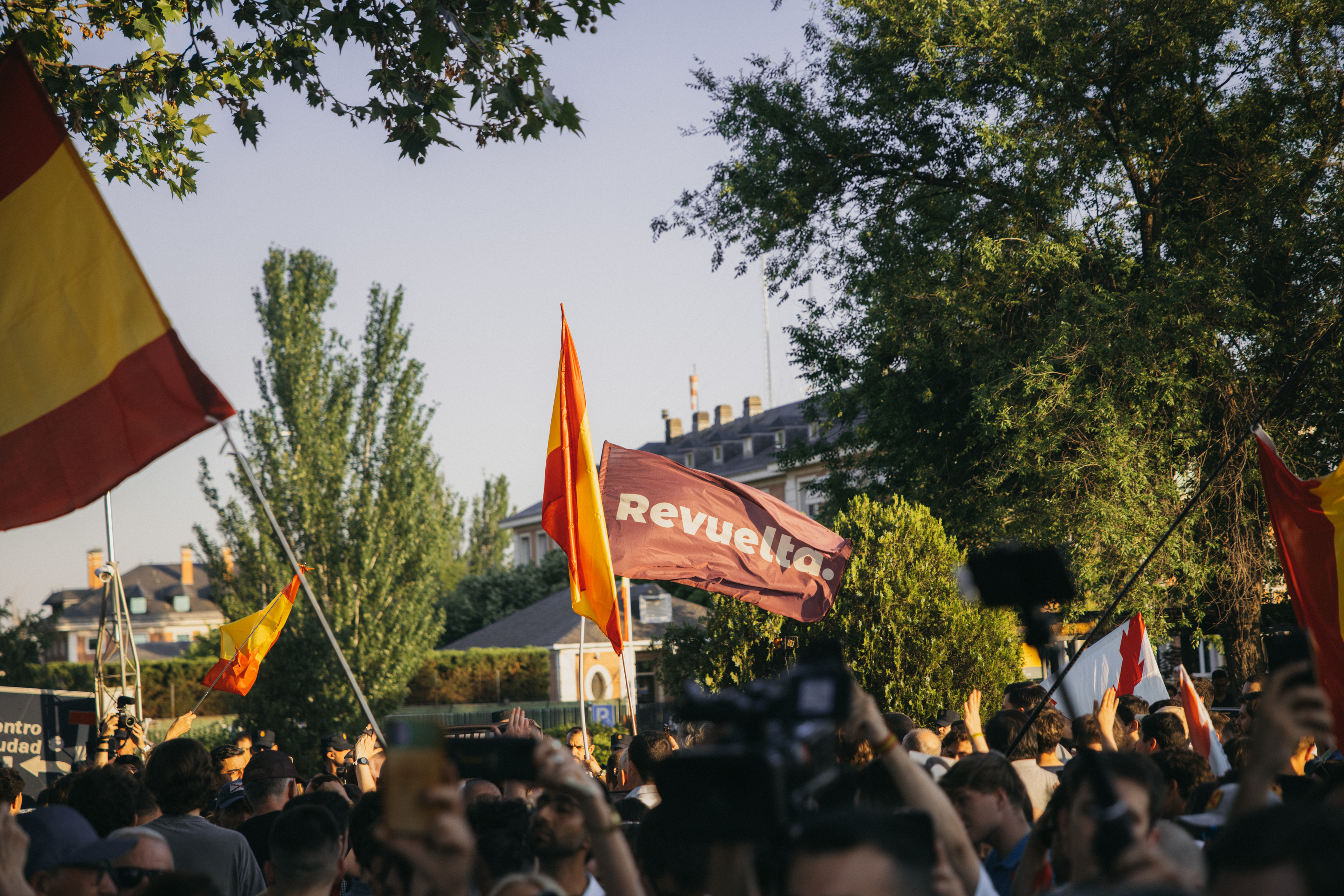Protesta convocada por Revuelta frente a La Moncloa, en junio de 2025.