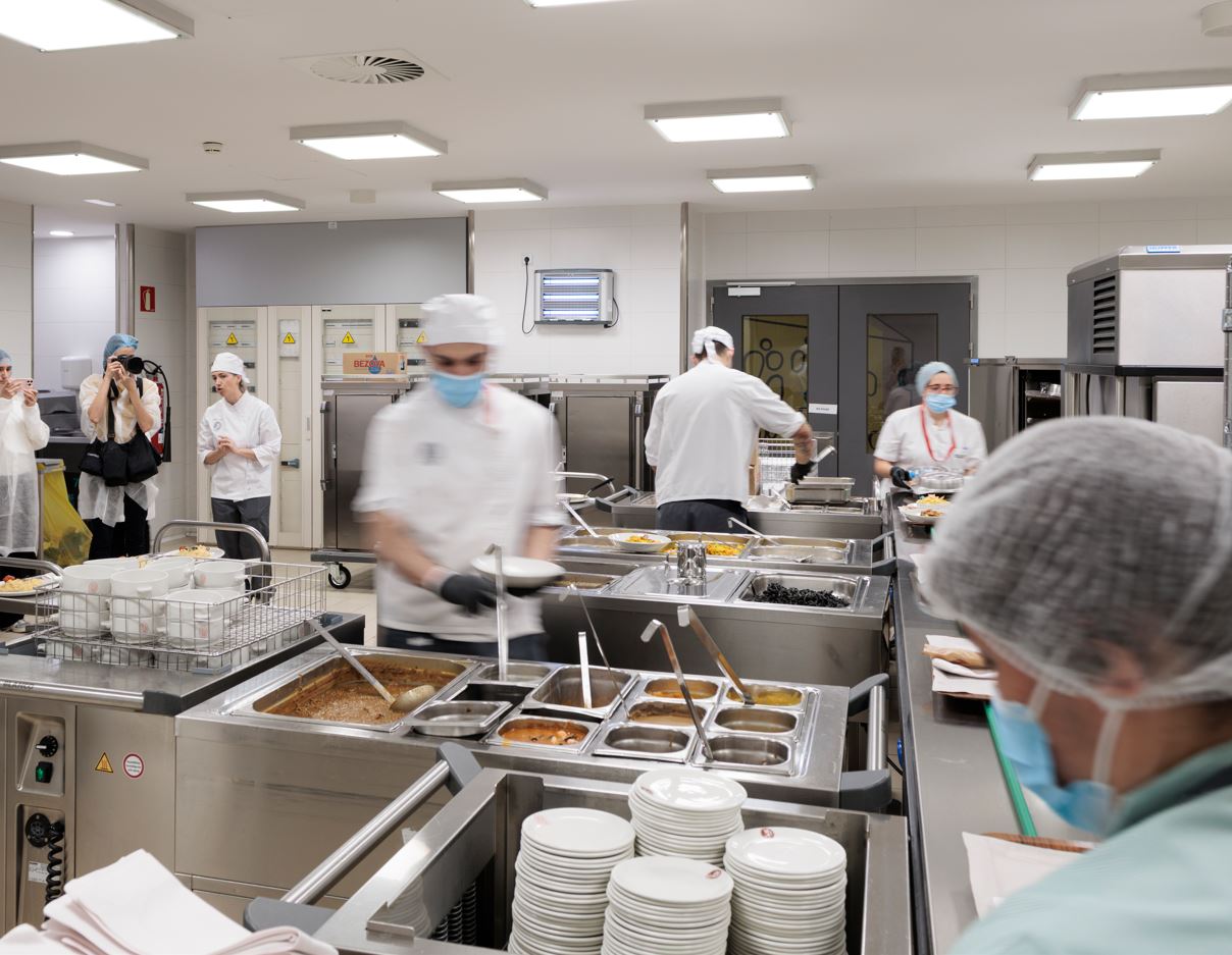 Foto: Xandra nos muestra el funcionamiento de las cocinas. Foto: Juan José Rico