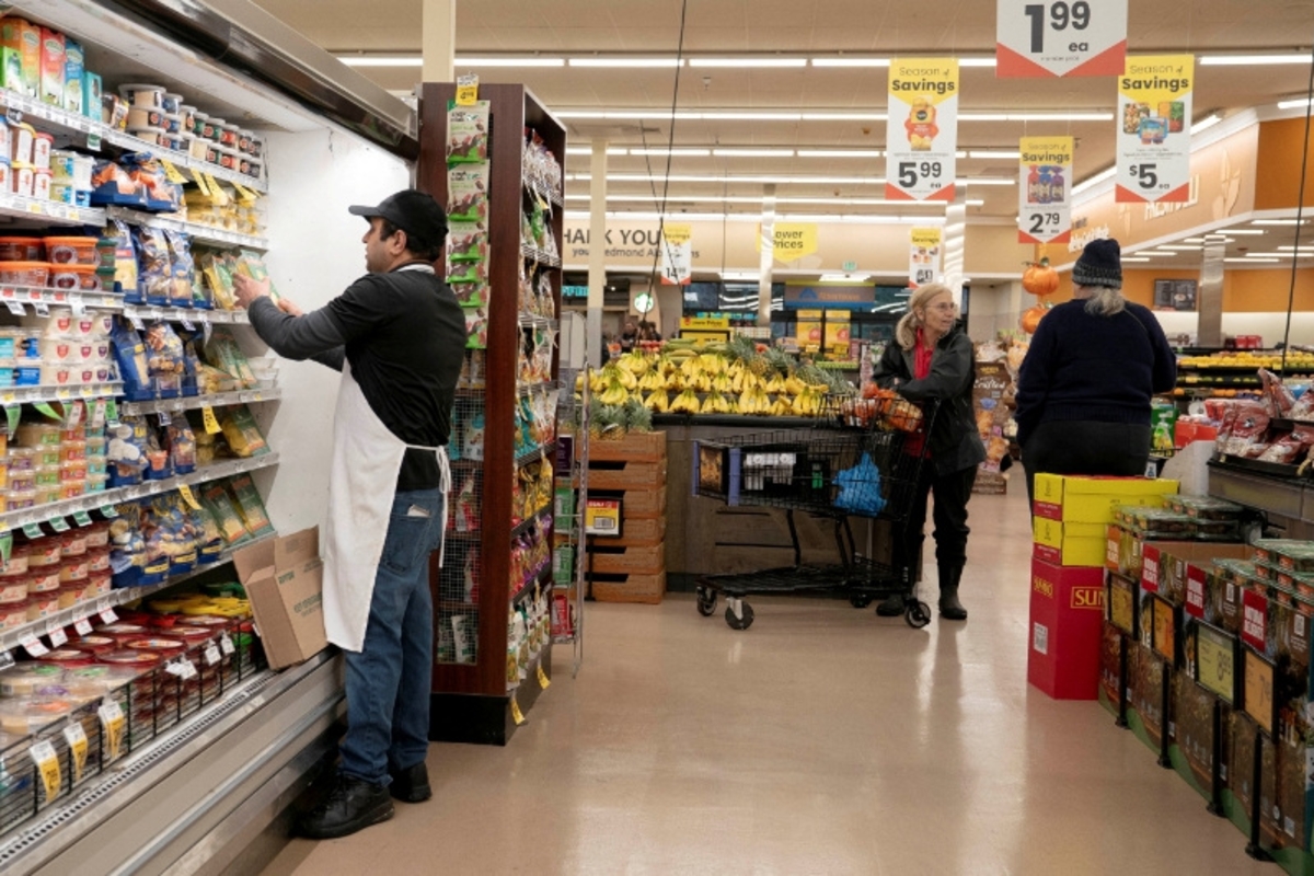 Los compradores buscan alimentos mientras