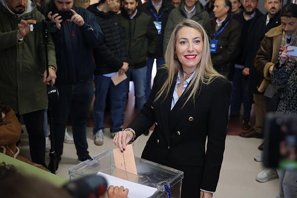 María Guardiola votando este domingo. | EFE