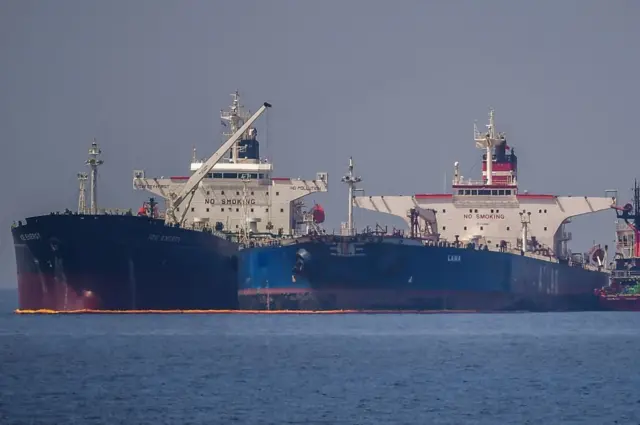 Un buque con bandera de Liberia transfiere petróleo a un buque con bandera de Rusia