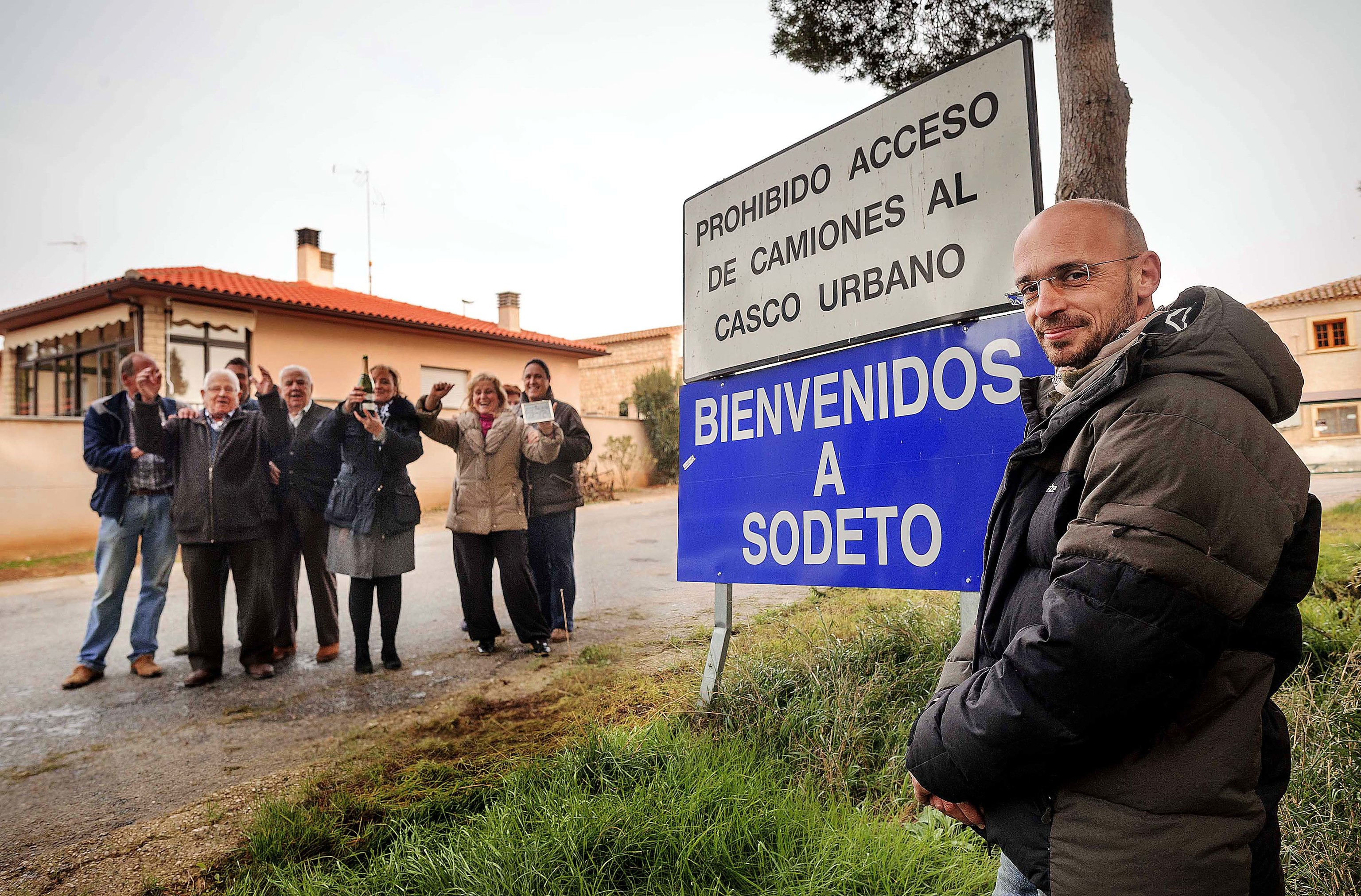 Costis Mitsonakis, en Sodeto en 2012, con sus vecinos agraciados.