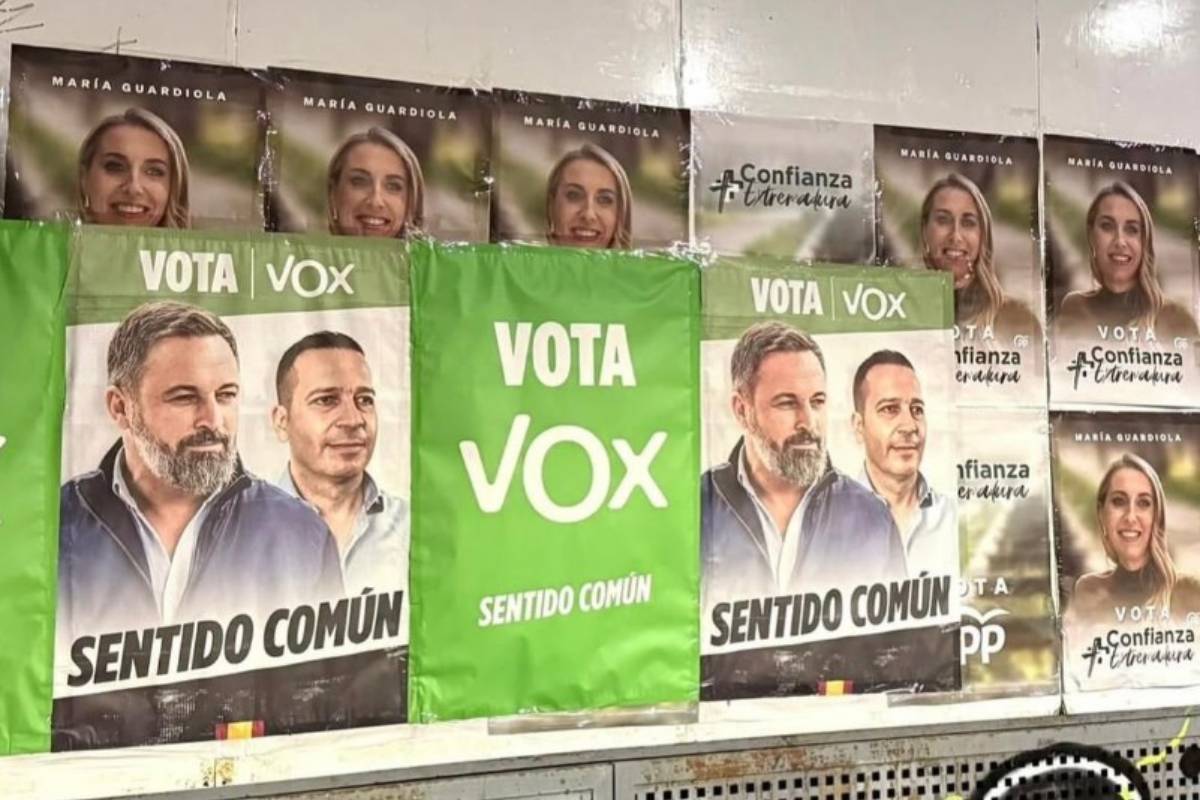 Carteles de Vox puestos encima de los del PP.