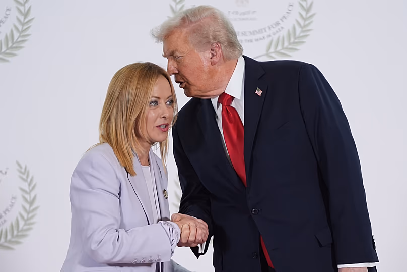 El presidente Donald Trump saluda a la primera ministra italiana Giorgia Meloni durante una reunión sobre el conflicto Israel-Hamas en Sharm El Sheikh, Egipto, el 13 de octubre de 2025