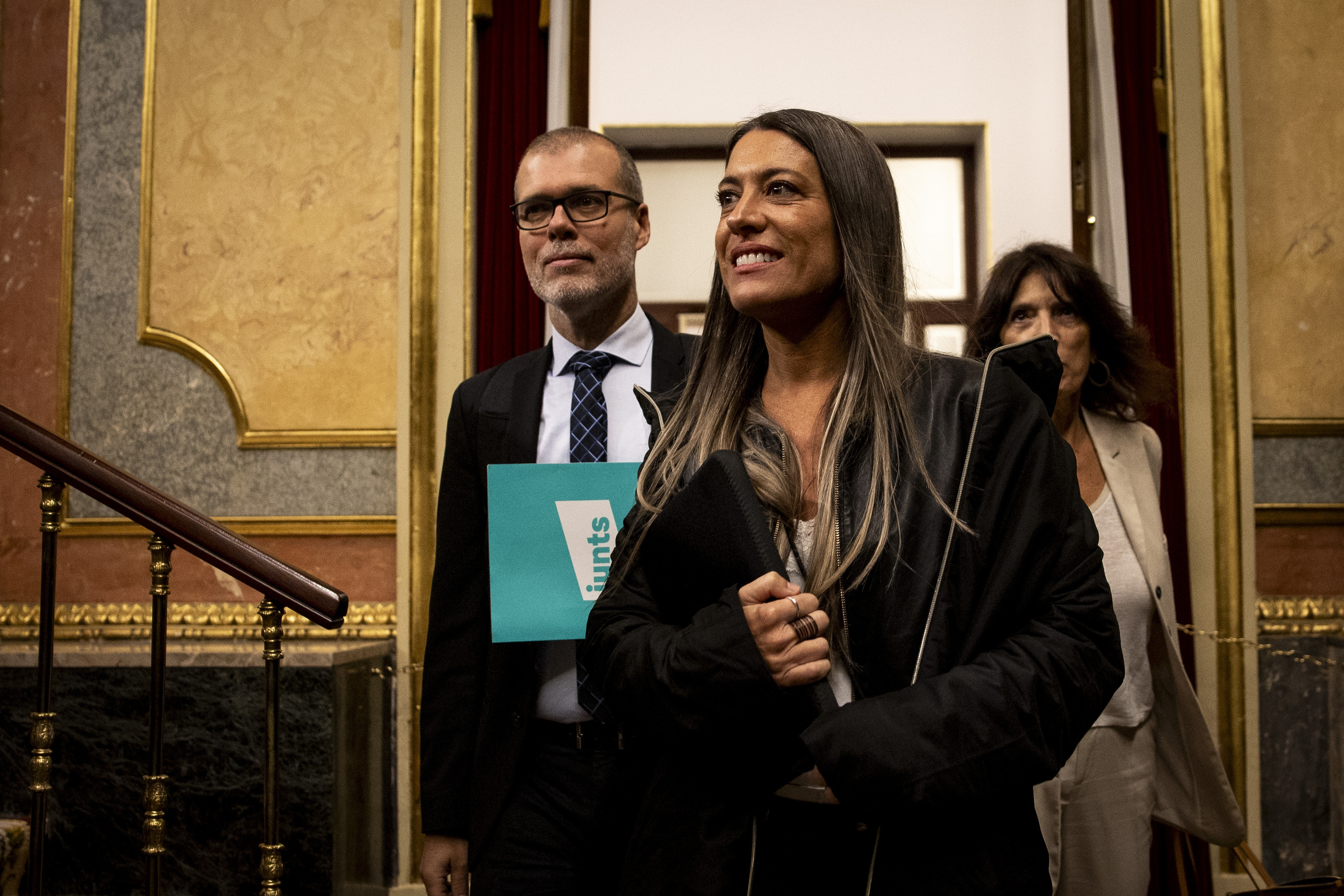 La portavoz de Junts, Miriam Nogueras, con diputados de su grupo.