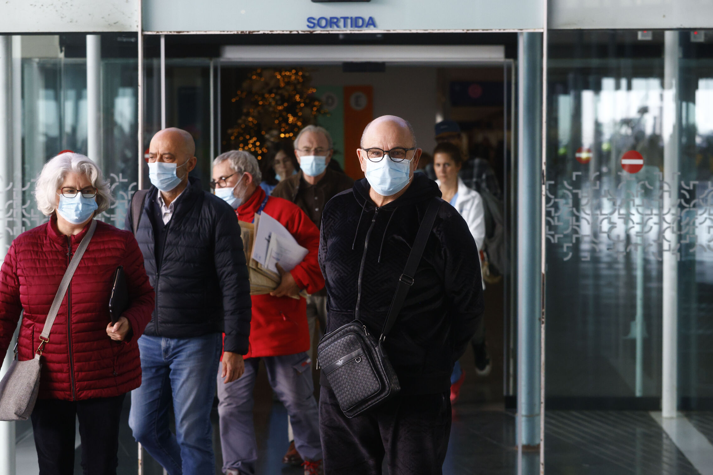 Foto: Cataluña instaura la mascarilla en centros de salud y residencias por el auge de la gripe. (EFE / Quique García)