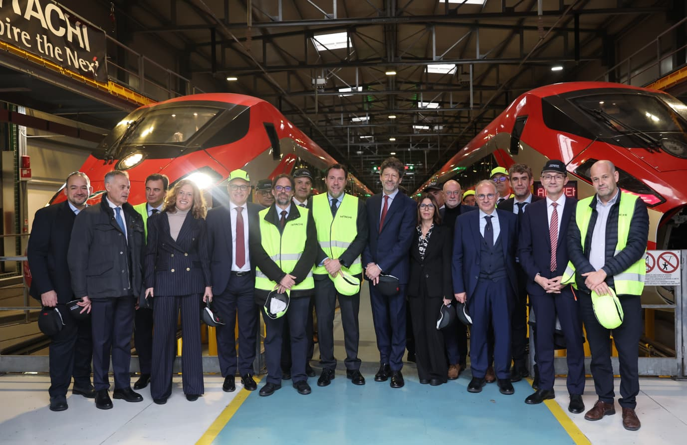 Óscar Puente en su visita a Hitachi Rail, en Pistoia (Italia).
