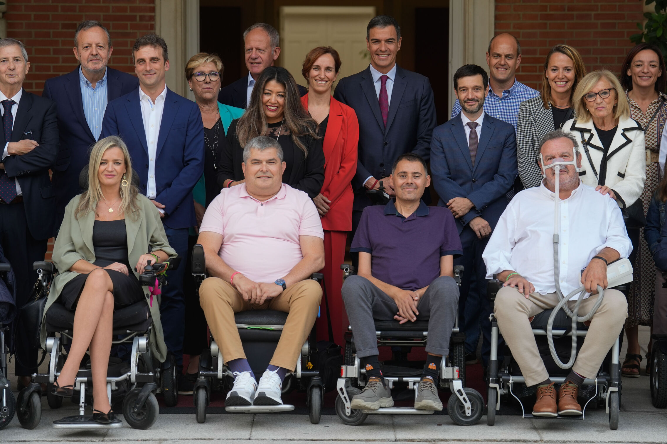Foto: Visita de pacientes con ELA a La Moncloa en septiembre de 2024. (EFE / Borja Sánchez-Trillo) 