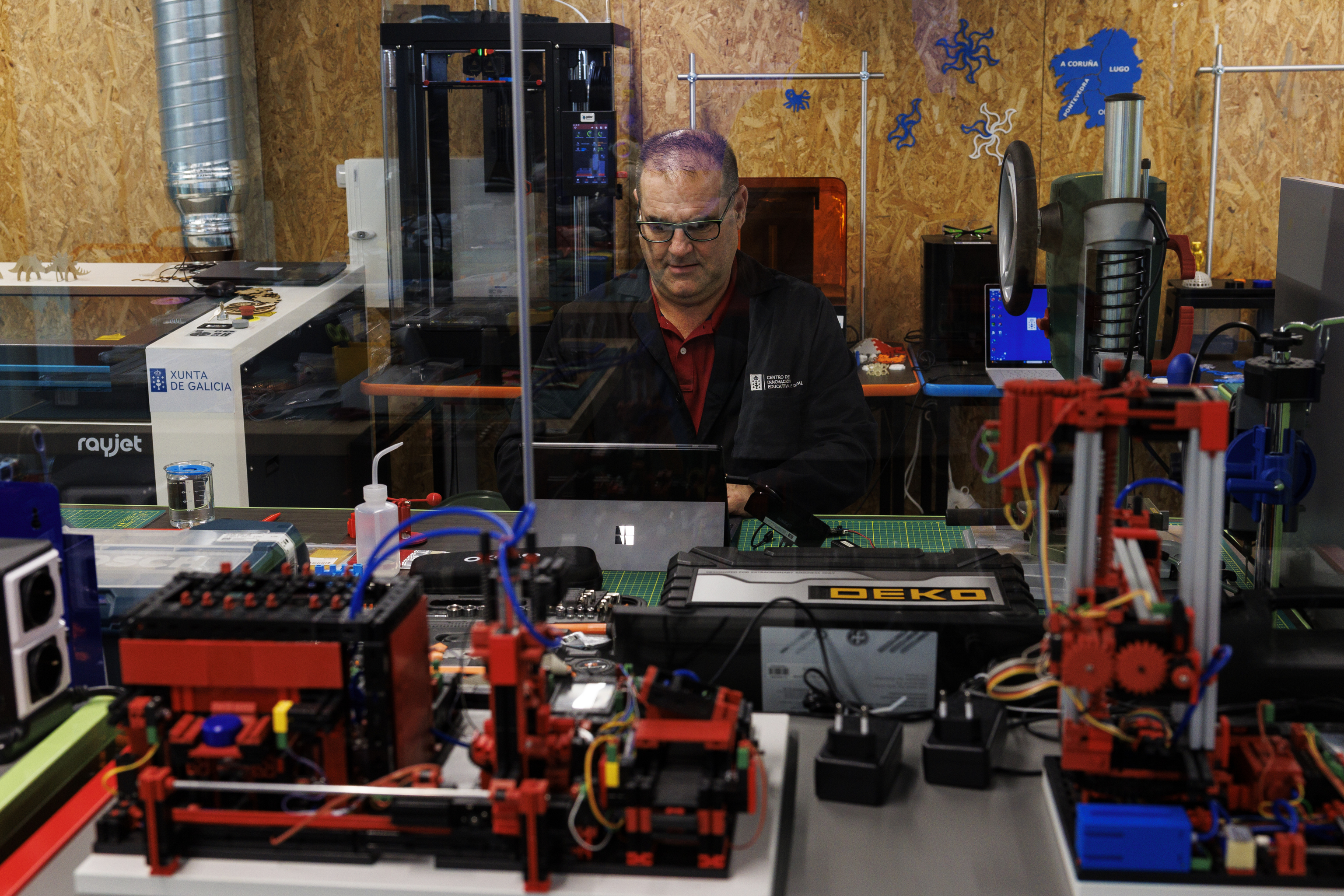 El asesor tecnológico José Viñas, en la 'zona maker' del Centro de Innovación Educativa y Digital de Galicia.