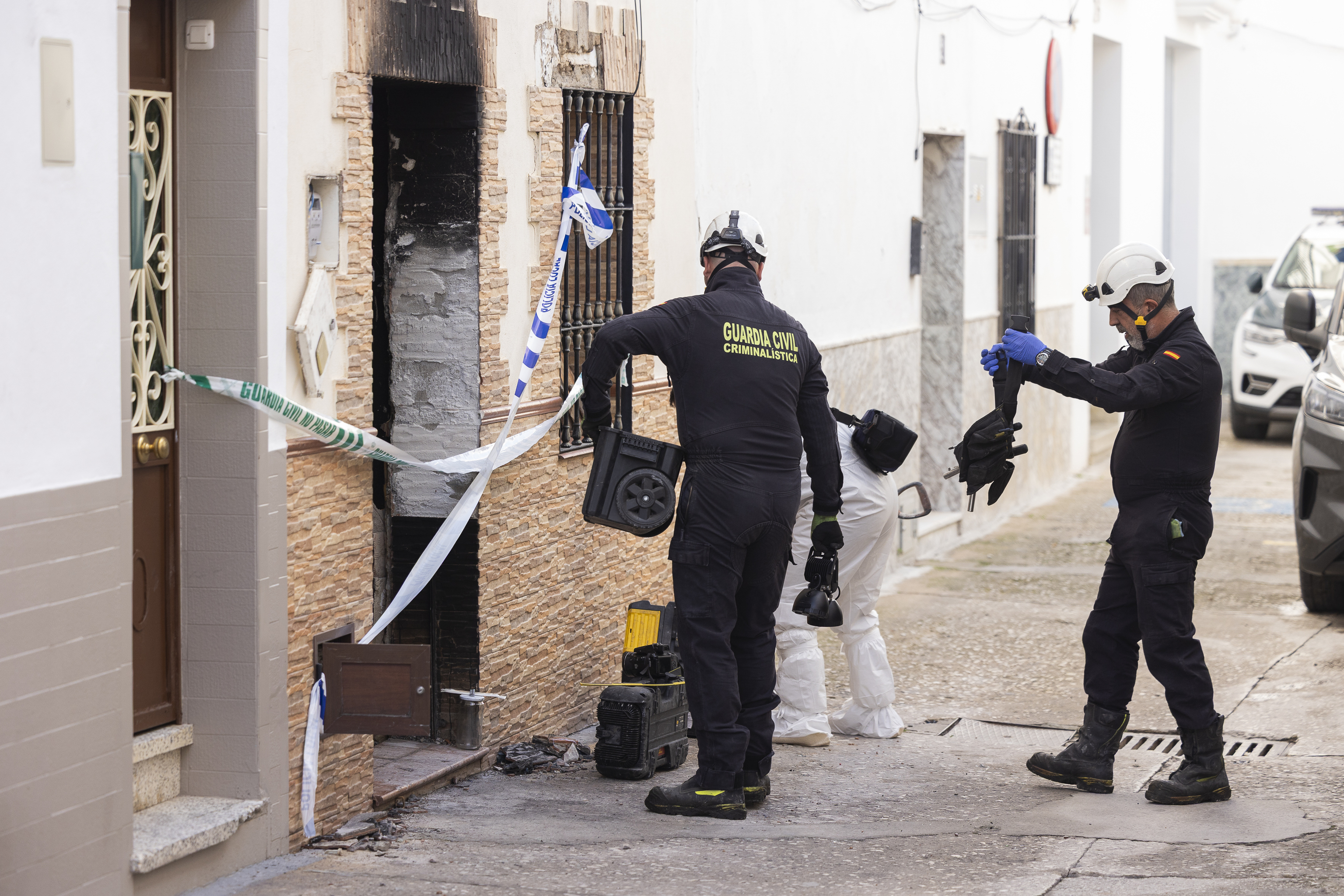 Un agente de criminalística de la Guardia Civil junto a la vivienda de la localidad malagueña de Alhaurín el Grande.