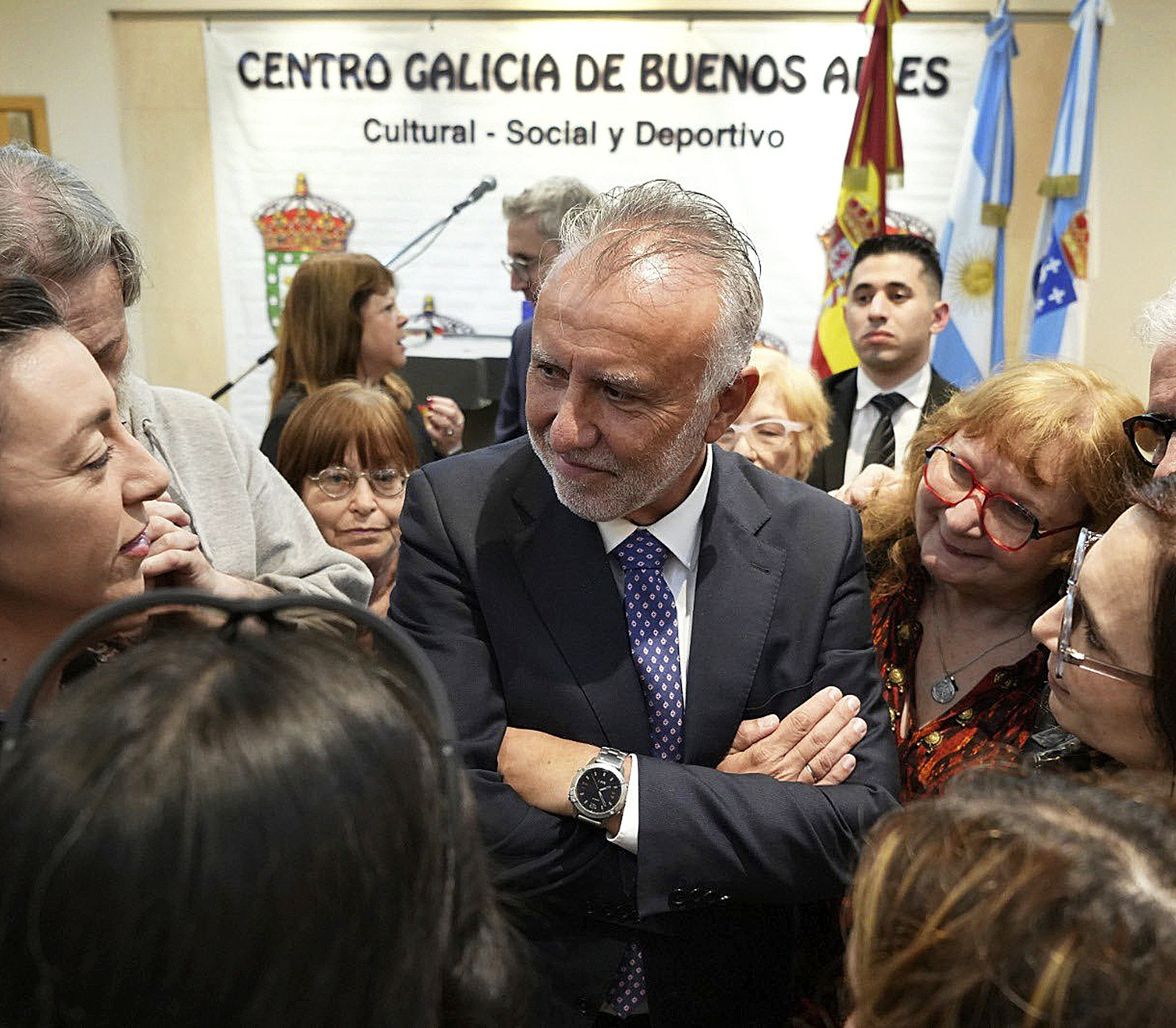 Ángel Víctor Torres, impulsor de la Ley de Memoria Democrática, con la colectividad española en octubre.