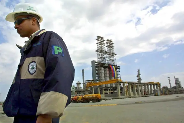 Un trabajador en primer plano en una explotación petrolera en Anzoátegui, Venezuela.