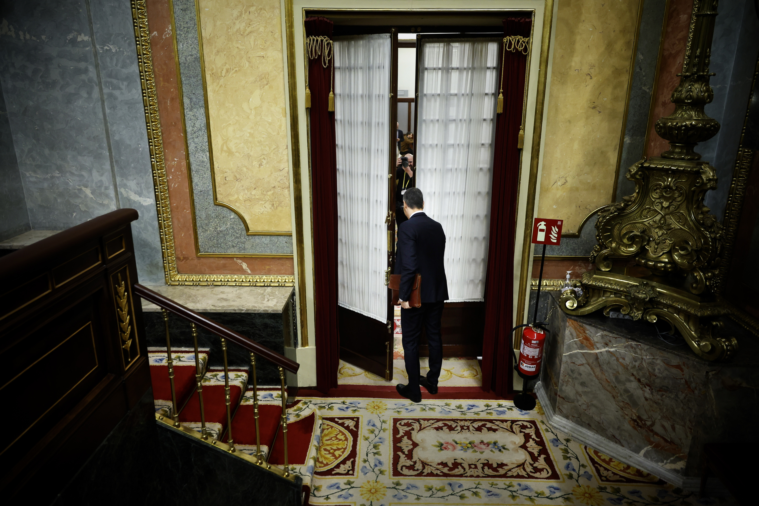 Pedro Sánchez saliendo del Congreso tras una sesión de control.