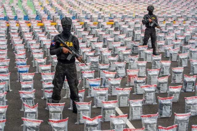 Miembros del cuerpo antidrogas de República Dominicana vigilan paquetes de presunta cocaína que tenían como destino Bélgica, el 6 de diciembre de 2024.