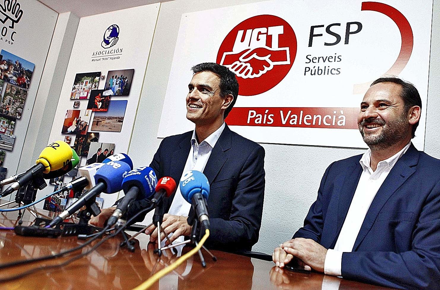 El entonces precandidato a la secretaría general del PSOE, Pedro Sánchez, acompañado por José Luis Ábalos, en una rueda de prensa celebrada en junio de 2014 en Valencia.