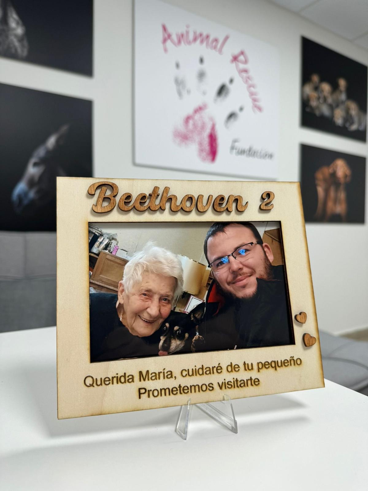 Foto: Fran y María junto con Beethoven. (Cedida)