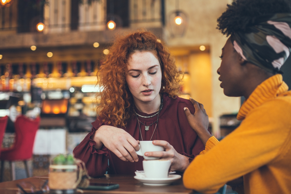 Una pareja de amigas hablando