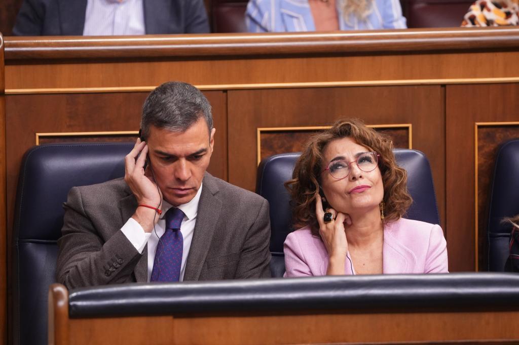 Pedro Sánchez y María Jesús Montero.