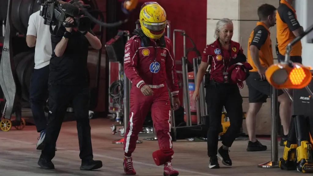 Lewis Hamilton, en el paddock del GP de Qatar.