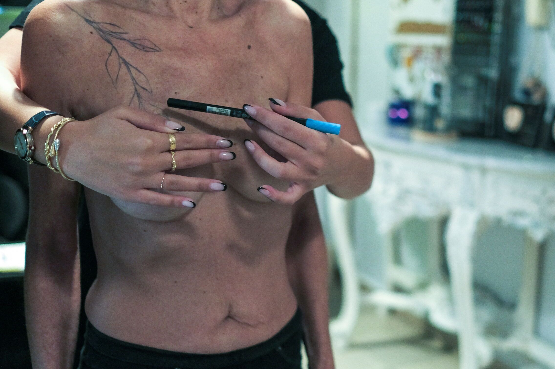 Foto: Foto de archivo de una tatuadora cubriendo los implantes mamarios de una sobreviviente de cáncer. (Reuters/Emilie Madi)