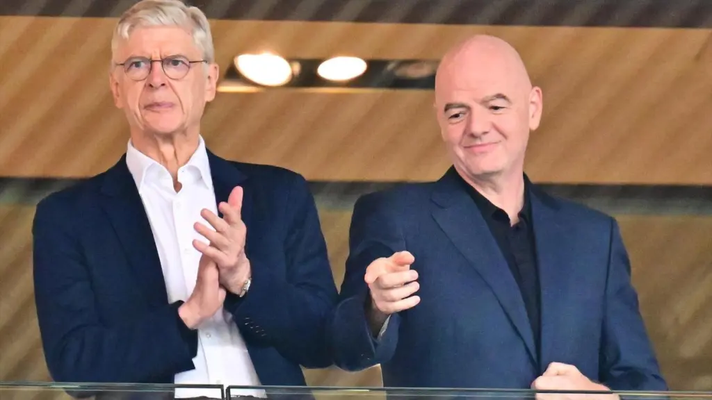 Arséne Wenger, junto a Gianni Infantino.