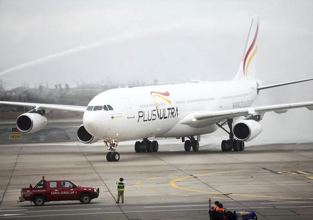 Un avión de la aerolínea Plus Ultra en el aeropuerto de Lima (Perú).
