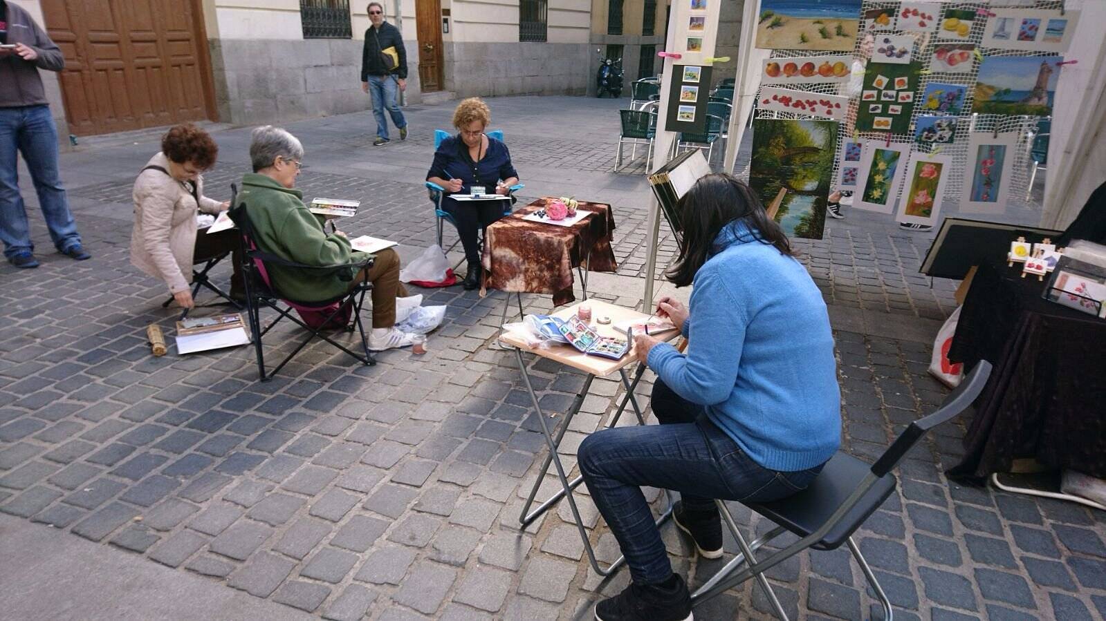 Foto: Artistas ocupan una plaza de Madrid durante un mercado cultural al aire libre. (TripAdvisor)