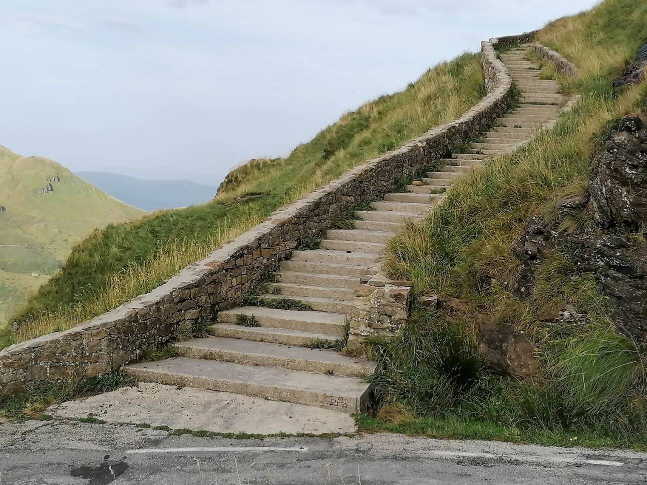 Foto: Escalera al cielo que lleva al mirador con las mejores vistas de Cantabria. (Google)